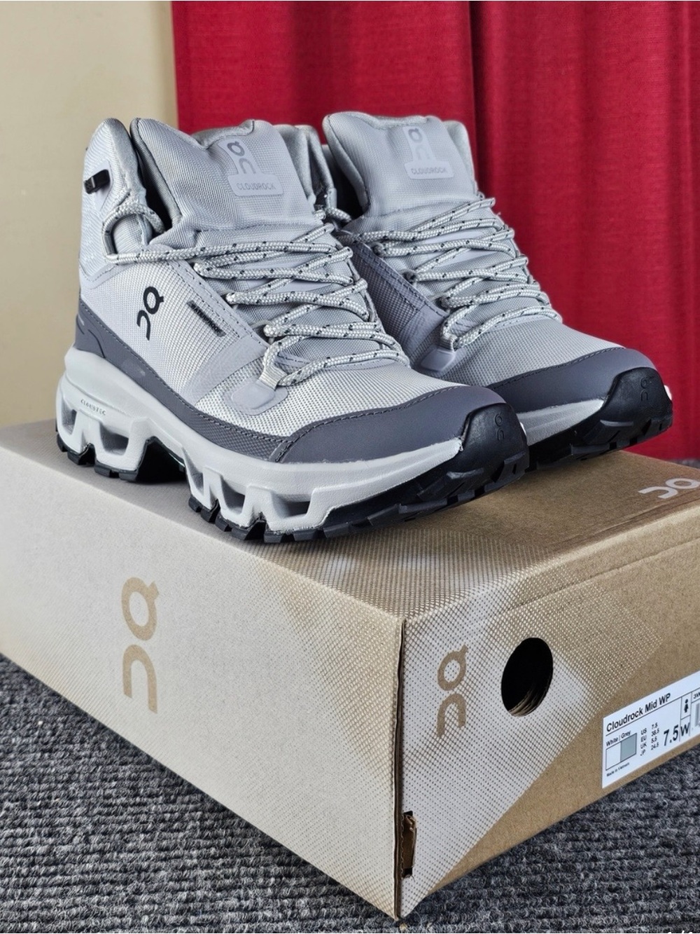 On Running Cloudrock Mid Waterproof women’s Hiking Shoes - Light Grey/Charcoal